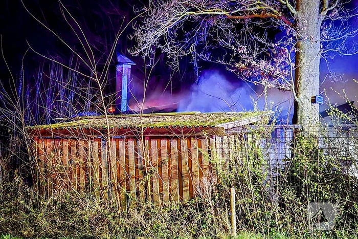 Brand in schuur achter woning