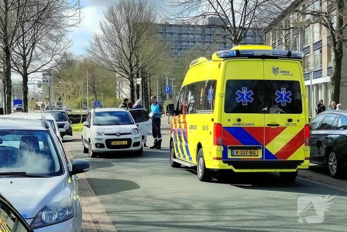 Voetganger komt in botsing met personenauto