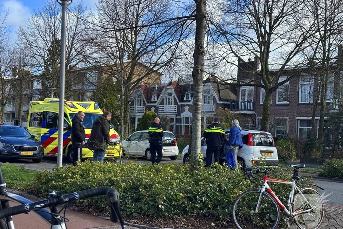 Voetganger komt in botsing met personenauto