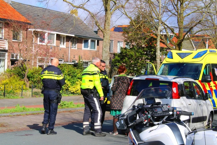 Voetganger komt in botsing met personenauto