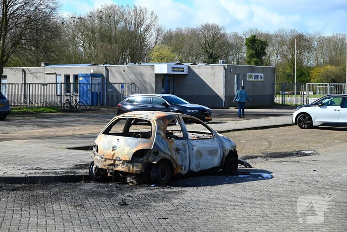 Personenauto volledig uitgebrand; wrak goed zichtbaar in daglicht