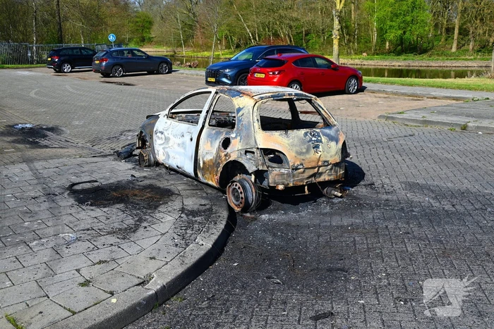 Personenauto volledig uitgebrand; wrak goed zichtbaar in daglicht