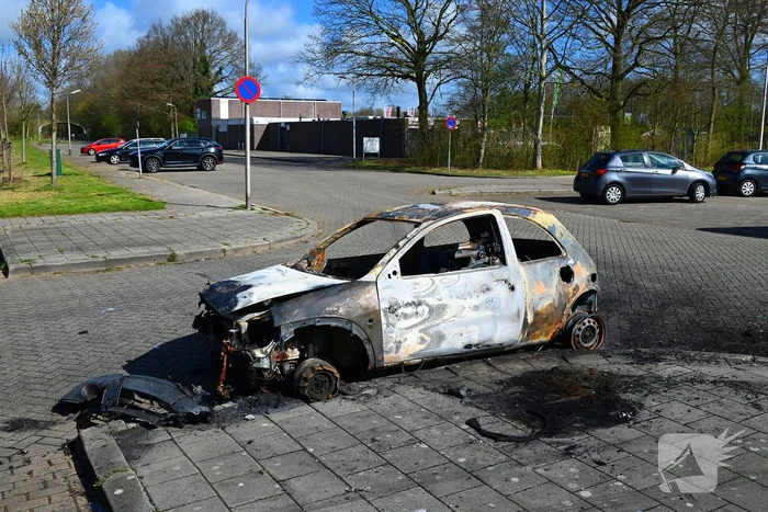 Personenauto volledig uitgebrand; wrak goed zichtbaar in daglicht