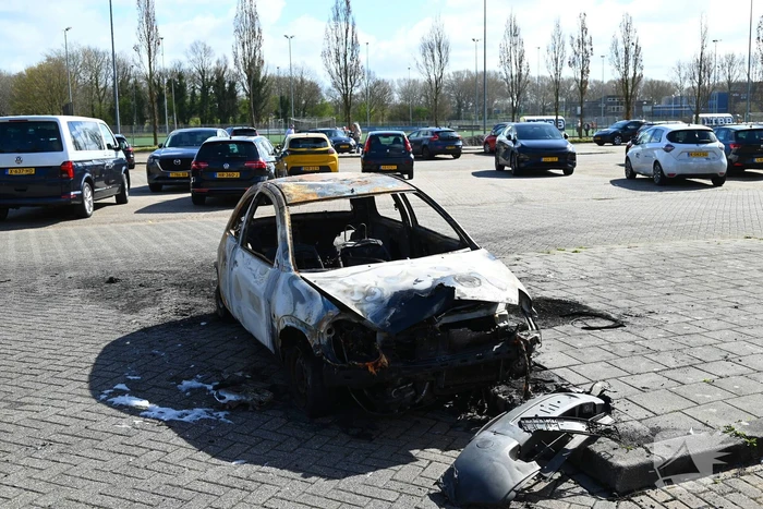 Personenauto volledig uitgebrand; wrak goed zichtbaar in daglicht