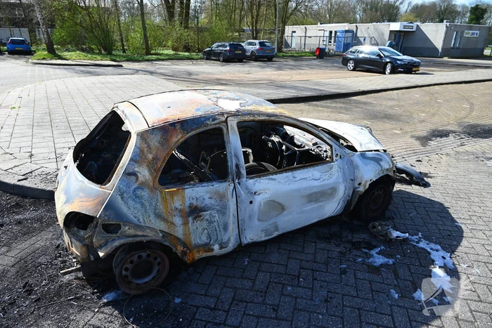 Personenauto volledig uitgebrand; wrak goed zichtbaar in daglicht