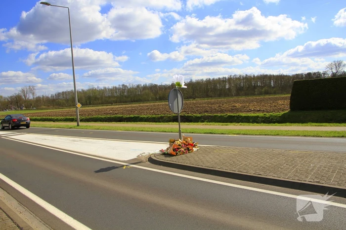 Meerdere bloemen gelegd op plaats dodelijk ongeval