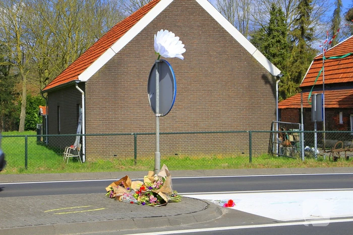 Meerdere bloemen gelegd op plaats dodelijk ongeval
