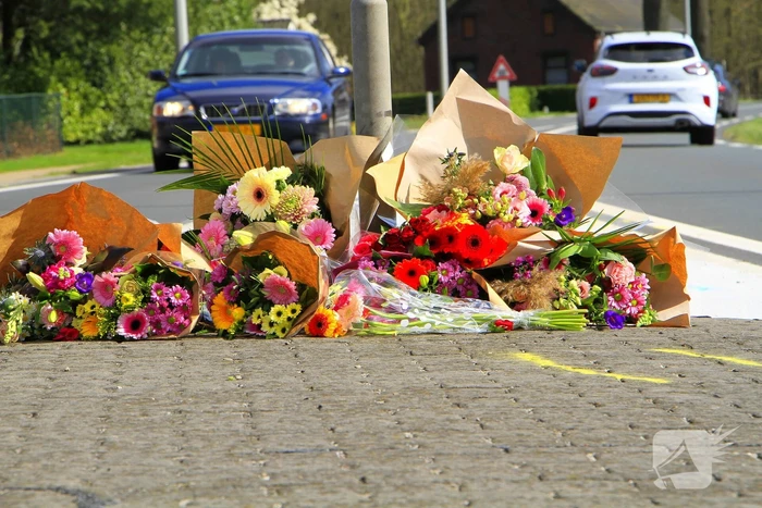Meerdere bloemen gelegd op plaats dodelijk ongeval
