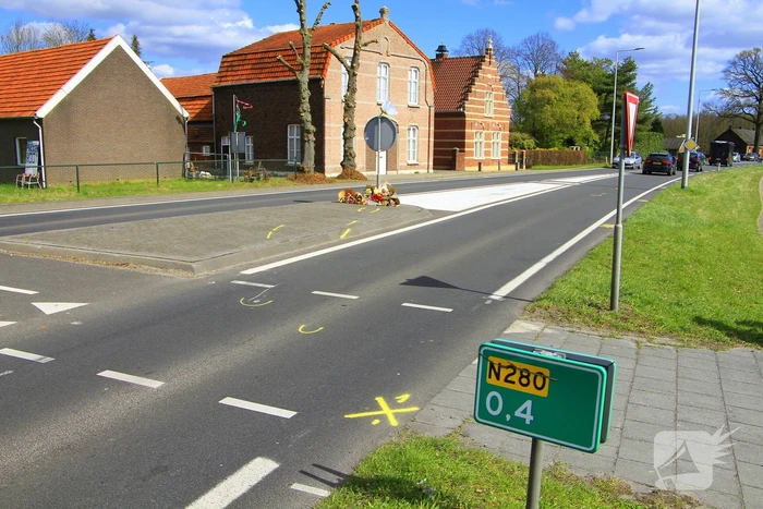 Meerdere bloemen gelegd op plaats dodelijk ongeval