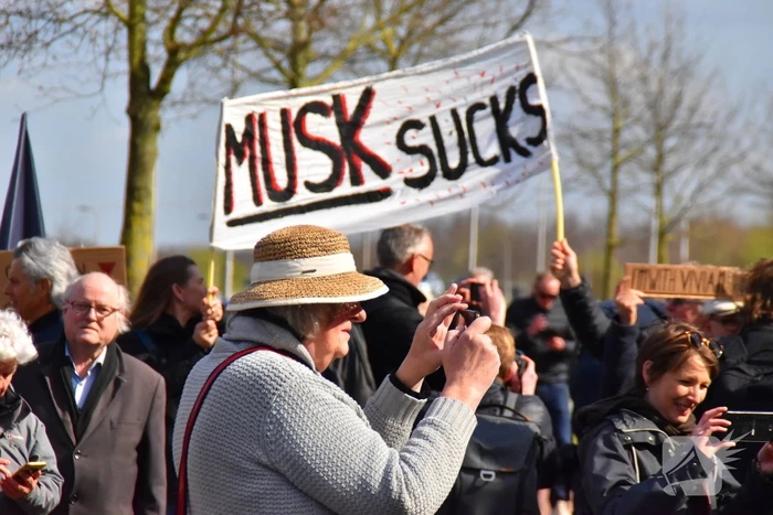 Grote opkomst bij demonstratie tegen Elon Musk en Tesla