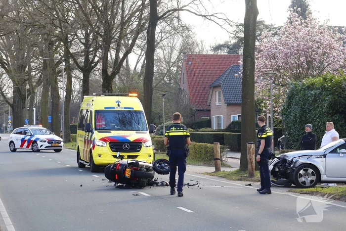 Driewieler motor klapt op auto
