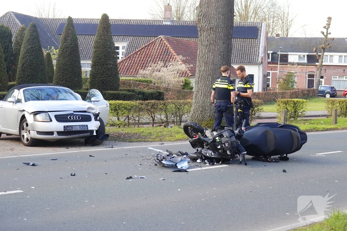 Driewieler motor klapt op auto