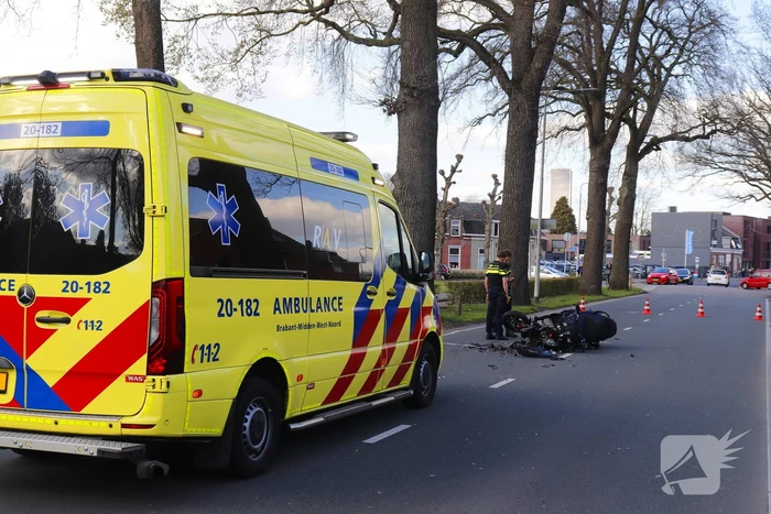 Driewieler motor klapt op auto