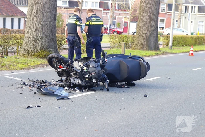 Driewieler motor klapt op auto