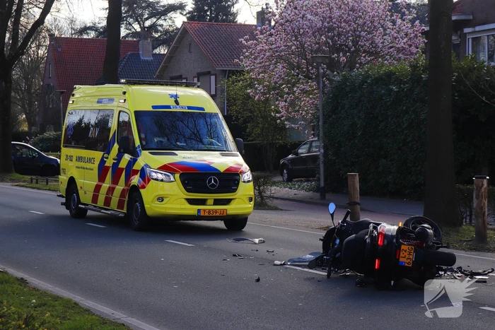 Driewieler motor klapt op auto