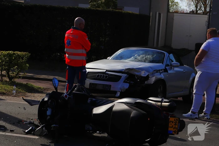 Driewieler motor klapt op auto