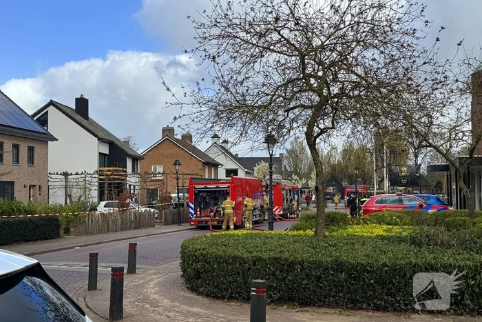 Grote brand bij Villa Maasdonk, rook te zien vanaf A59