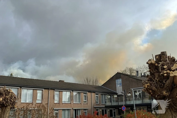 Grote brand bij Villa Maasdonk, rook te zien vanaf A59