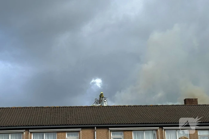 Grote brand bij Villa Maasdonk, rook te zien vanaf A59