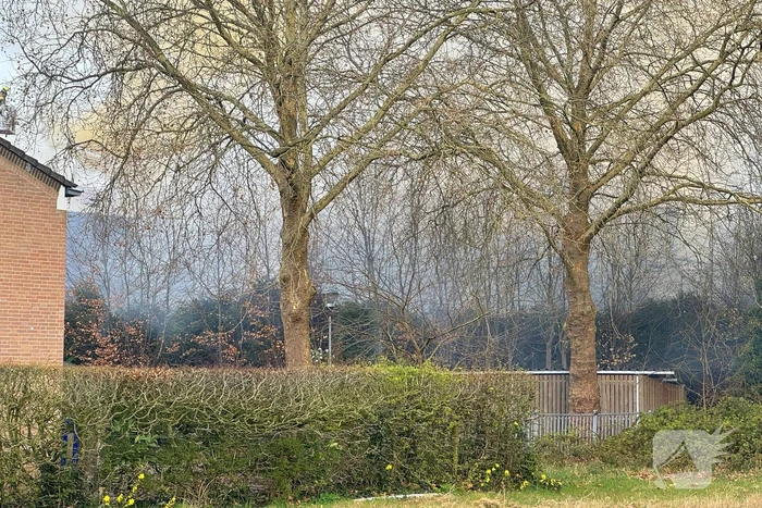 Grote brand bij Villa Maasdonk, rook te zien vanaf A59
