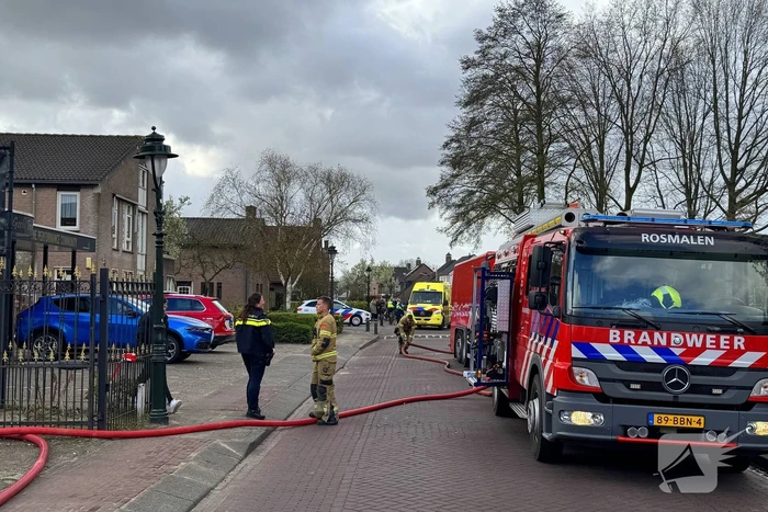 Grote brand bij Villa Maasdonk, rook te zien vanaf A59