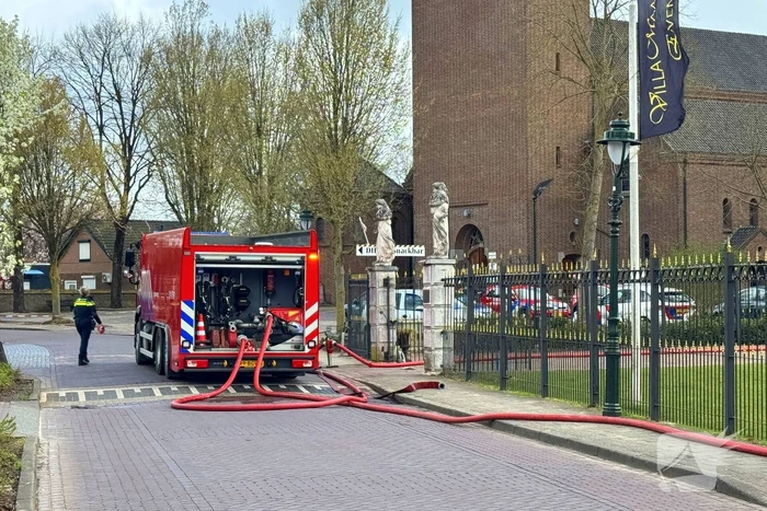 Grote brand bij Villa Maasdonk, rook te zien vanaf A59