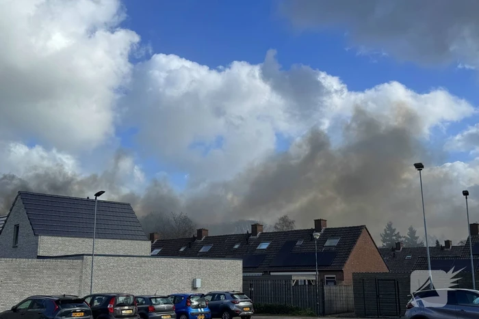 Grote brand bij Villa Maasdonk, rook te zien vanaf A59