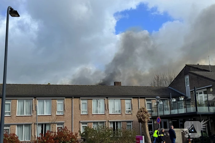Grote brand bij Villa Maasdonk, rook te zien vanaf A59