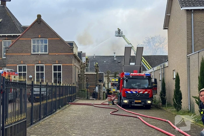 Grote brand bij Villa Maasdonk, rook te zien vanaf A59