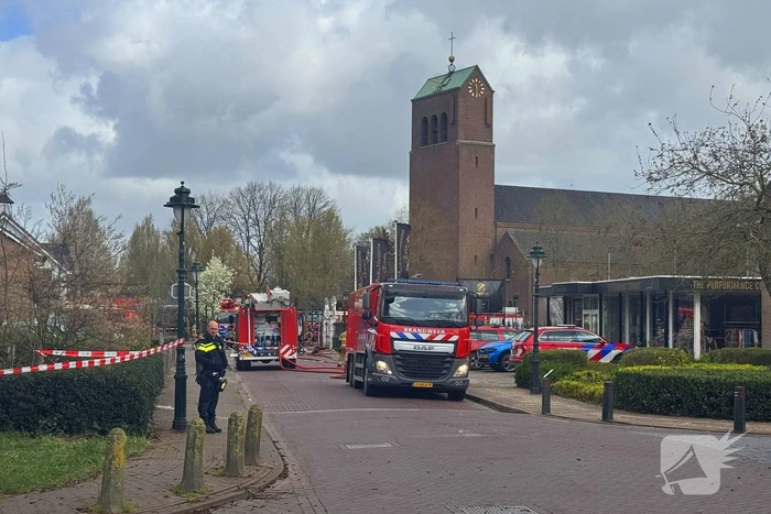 Grote brand bij Villa Maasdonk, rook te zien vanaf A59