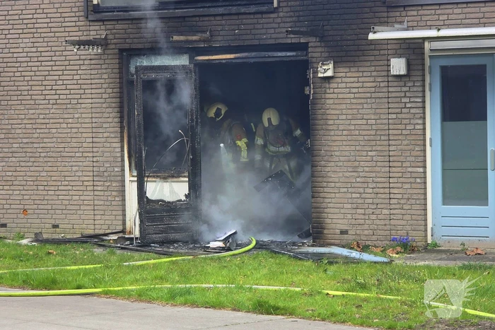 Woning volledig zwart geblakerd door brand, bewoners ontruimd
