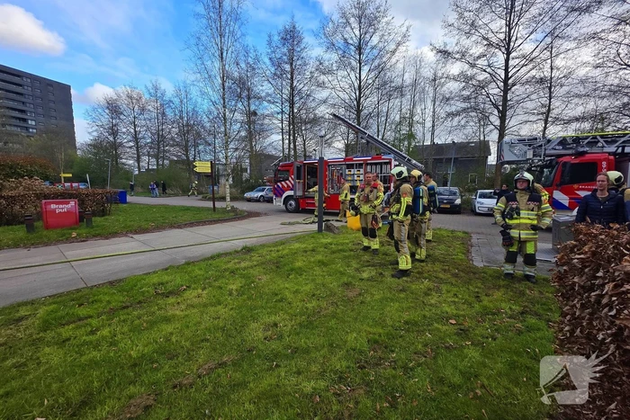 Woning volledig zwart geblakerd door brand, bewoners ontruimd