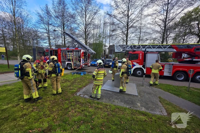 Woning volledig zwart geblakerd door brand, bewoners ontruimd