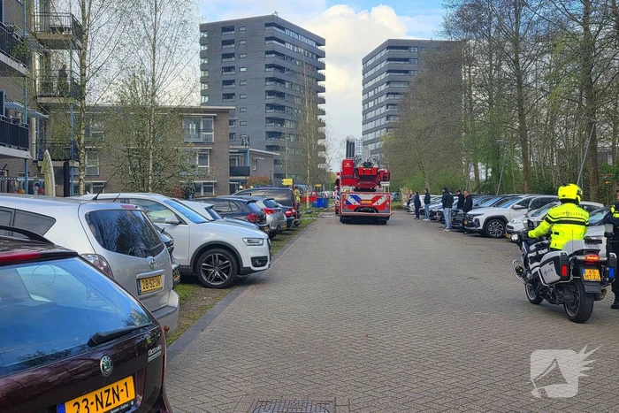 Woning volledig zwart geblakerd door brand, bewoners ontruimd