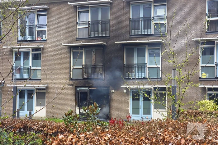 Woning volledig zwart geblakerd door brand, bewoners ontruimd