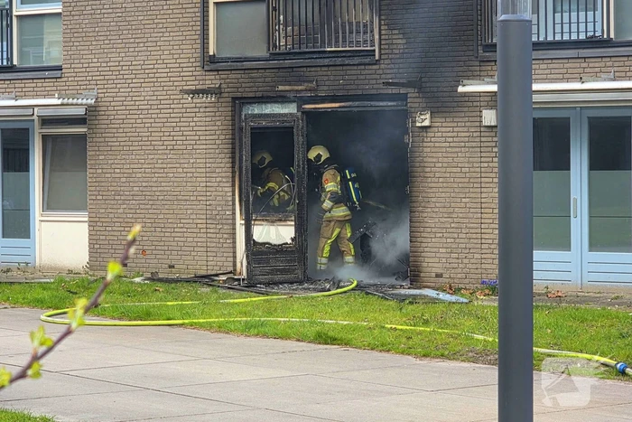 Woning volledig zwart geblakerd door brand, bewoners ontruimd