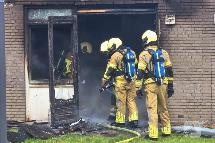 Woning volledig zwart geblakerd door brand, bewoners ontruimd