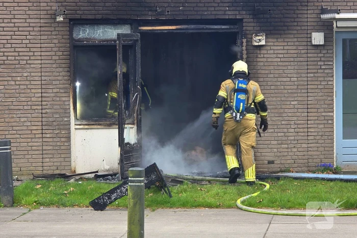 Woning volledig zwart geblakerd door brand, bewoners ontruimd