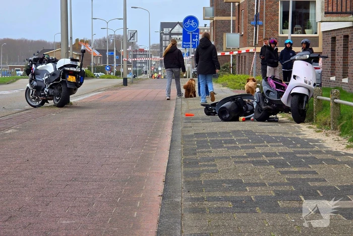Flinke botsing tussen politiemotor en scooter na achtervolging; weg volledig dicht