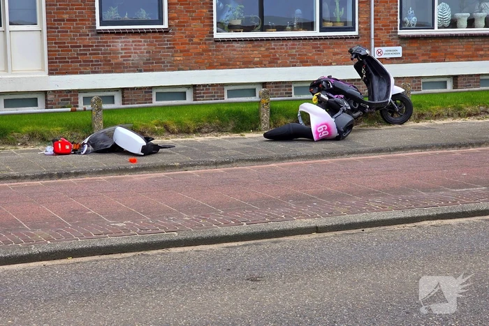 Flinke botsing tussen politiemotor en scooter na achtervolging; weg volledig dicht