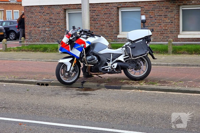 Flinke botsing tussen politiemotor en scooter na achtervolging; weg volledig dicht