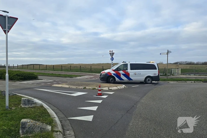Flinke botsing tussen politiemotor en scooter na achtervolging; weg volledig dicht