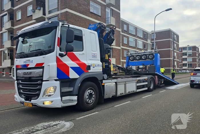 Flinke botsing tussen politiemotor en scooter na achtervolging; weg volledig dicht