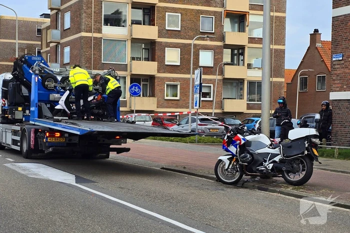 Flinke botsing tussen politiemotor en scooter na achtervolging; weg volledig dicht
