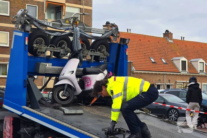 Flinke botsing tussen politiemotor en scooter na achtervolging; weg volledig dicht
