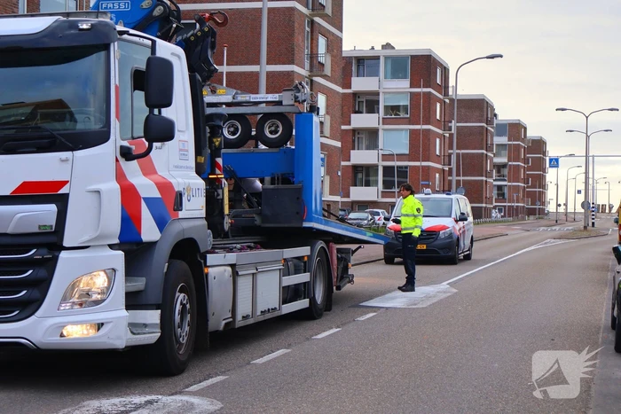 Flinke botsing tussen politiemotor en scooter na achtervolging; weg volledig dicht