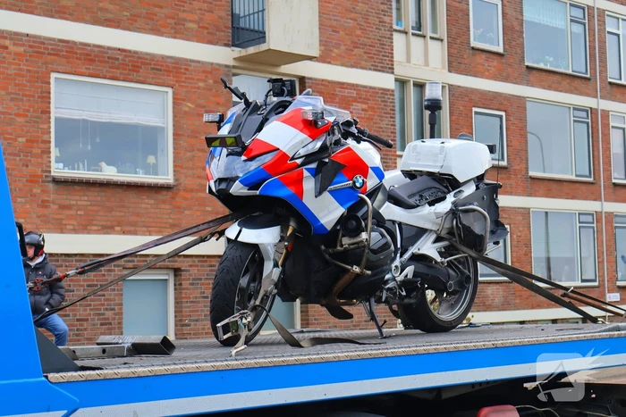 Flinke botsing tussen politiemotor en scooter na achtervolging; weg volledig dicht