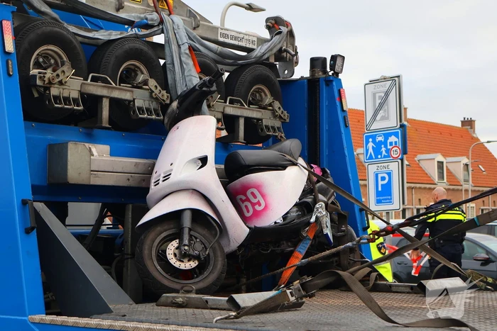 Flinke botsing tussen politiemotor en scooter na achtervolging; weg volledig dicht