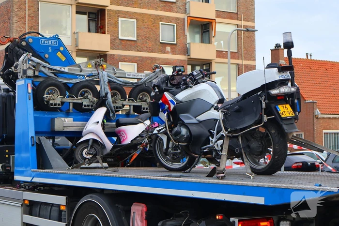 Flinke botsing tussen politiemotor en scooter na achtervolging; weg volledig dicht