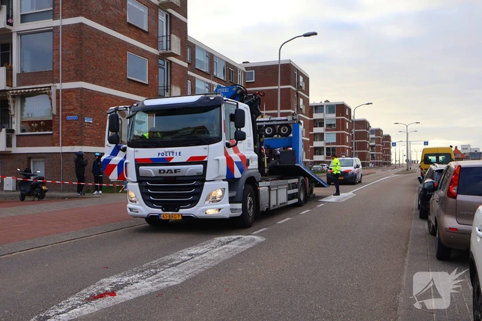 Flinke botsing tussen politiemotor en scooter na achtervolging; weg volledig dicht